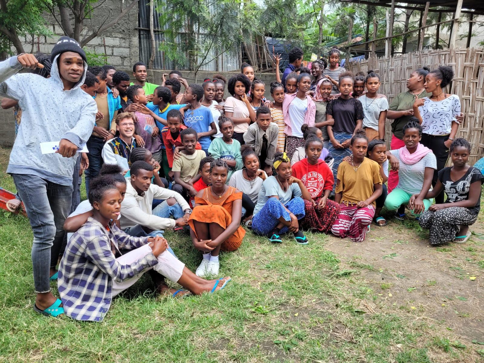 Pablo con los niños del orfanato en Meki
